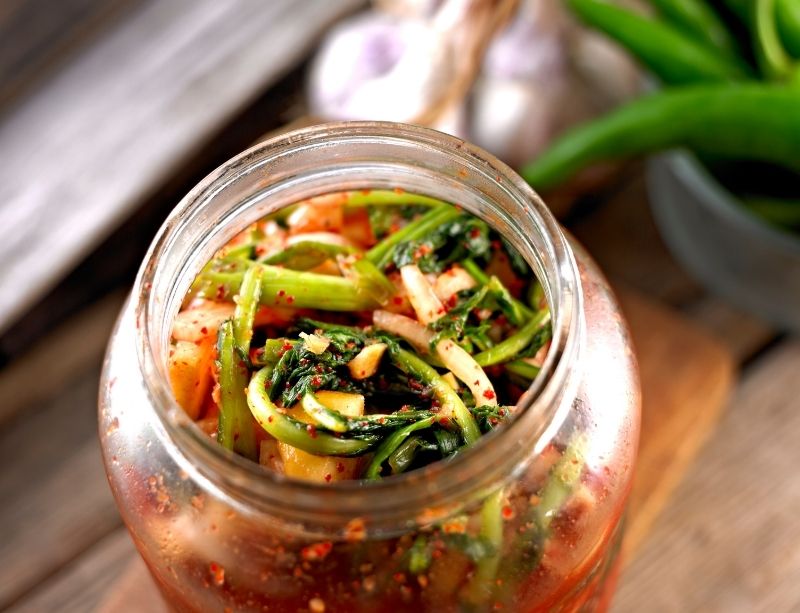 Kimchi oignons verts dans une jarre