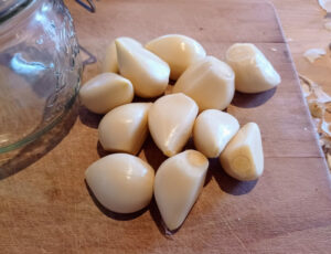 Peeled garlic cloves