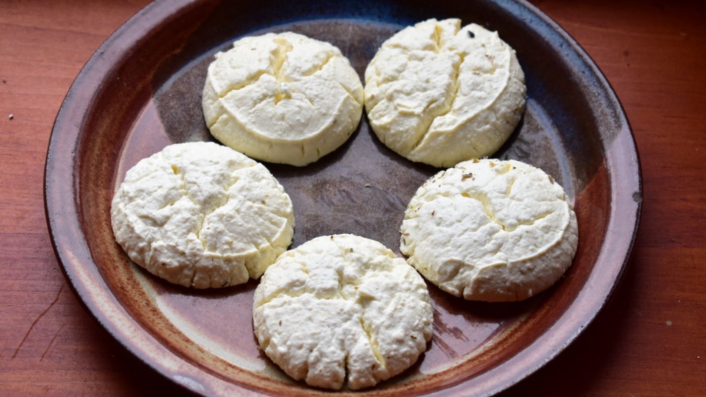 Dehydrated feta-style kefir cheese
