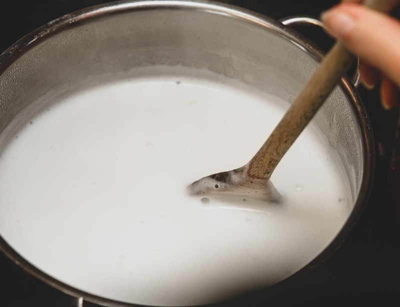 Mixing slowly milk during the reheating 