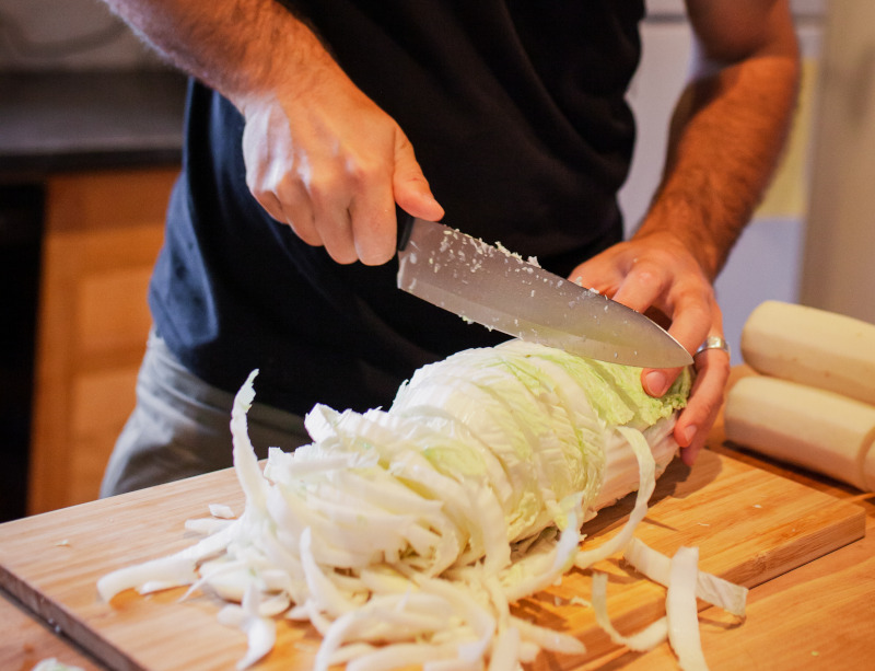 Cut Chinese cabbage to make homemade kimchi
