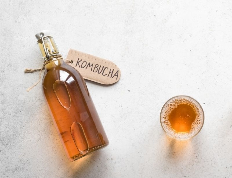 Bouteille de kombucha avec verres de kombucha