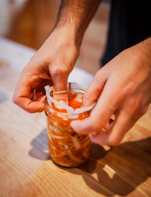 viscodiscs insérés dans un pot de kimchi